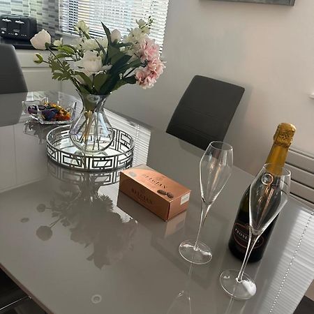 Luxury Apartment Belfast City Centre Overlooking Custom House Sqaure Bagian luar foto