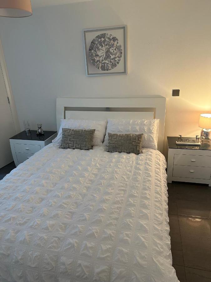 Luxury Apartment Belfast City Centre Overlooking Custom House Sqaure Bagian luar foto